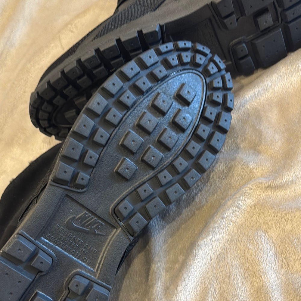 Nike Black Winter Boots with Plush Lining - Picture 3 of 8